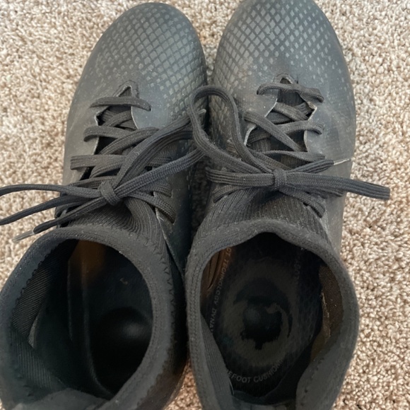 Boys Black Adidas Soccer Cleats - Picture 4 of 4